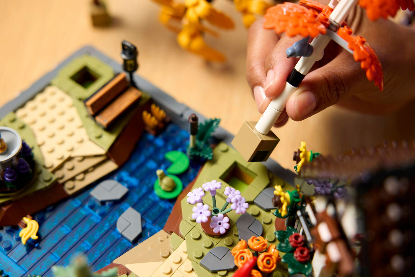 LEGO® Icons 11372 Herbstlicher Landhausgarten