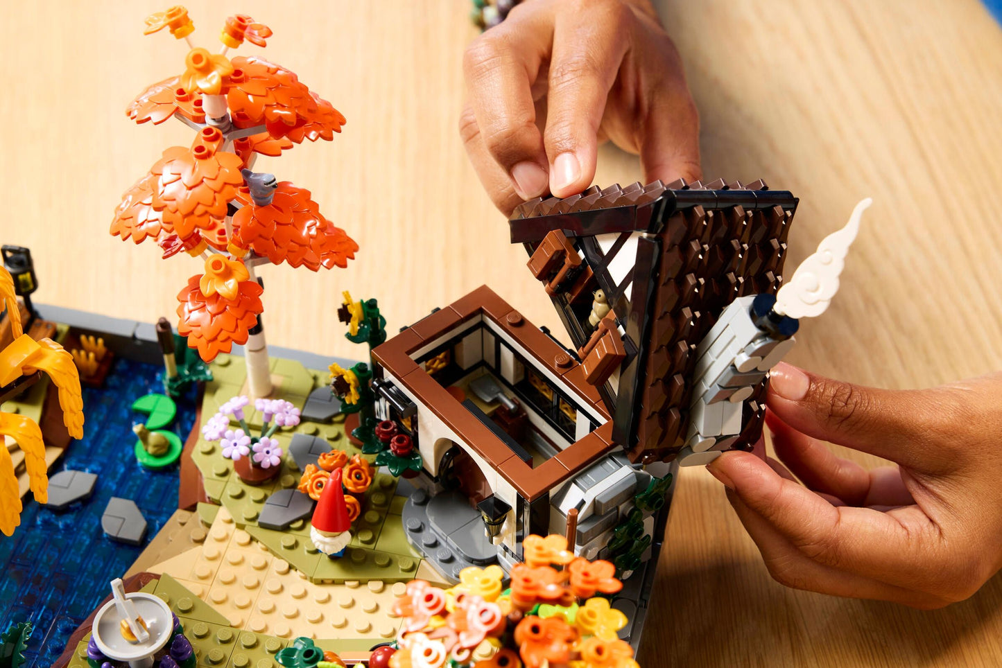 LEGO® Icons 11372 Herbstlicher Landhausgarten
